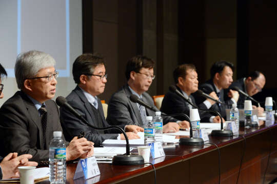 1일 서울 소공동 프레스센터에서 한국언론학회와 한국전자파학회 주최로 열린 '700㎒ 주파수 분배정책과 방송·통신의 미래' 토론회에서 김 남 충북대 정보통신공학부 교수(왼쪽 첫번째)가 발표를 하고 있다.   사진=김민수기자ultrartist@